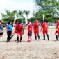 Kadispora Malut, Udje (Jersey Hitam) saat berhadapan dengan pemain Polsek Oba Utara Fc.