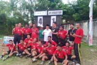 Gubernur Maluku Utara, Abdul Ghani Kasuba saat foto bersama timnya, AGK Fc. 