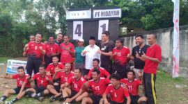 Gubernur Maluku Utara, Abdul Ghani Kasuba saat foto bersama timnya, AGK Fc. 
