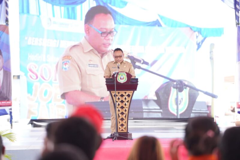 Sekretaris daerah Provinsi Maluku Utara, Samsudin A Kadir saat membuka acara Sofifi Job Fair. (Foto: Edo Huka) 