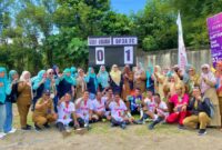 Kadis DP3A Musyrifah Alhadar beserta staf saat foto bersama dengan para pemain DP3A Fc. (dok: Udi) 