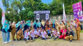 Kadis DP3A Musyrifah Alhadar beserta staf saat foto bersama dengan para pemain DP3A Fc. (dok: Udi) 