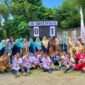 Kadis DP3A Musyrifah Alhadar beserta staf saat foto bersama dengan para pemain DP3A Fc. (dok: Udi) 