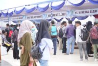 Para pencari kerja saat berada di lokasi Sofifi Job fair (foto: Edo Buka) 