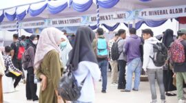 Para pencari kerja saat berada di lokasi Sofifi Job fair (foto: Edo Buka) 