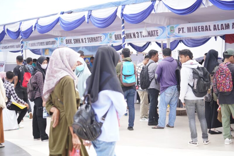 Para pencari kerja saat berada di lokasi Sofifi Job fair (foto: Edo Buka) 