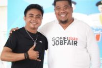 Kadis Nakertrans Malut, DR. Marwan Polisiri saat bersama dengan penyanyi Alan Darmawan di lokasi Sofifi Job Fair sore tadi. (Foto: Edo Huka). 