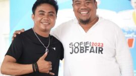 Kadis Nakertrans Malut, DR. Marwan Polisiri saat bersama dengan penyanyi Alan Darmawan di lokasi Sofifi Job Fair sore tadi. (Foto: Edo Huka). 