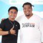 Kadis Nakertrans Malut, DR. Marwan Polisiri saat bersama dengan penyanyi Alan Darmawan di lokasi Sofifi Job Fair sore tadi. (Foto: Edo Huka). 