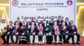 Foto bersama pengurus PAPDI Cabang Maluku Utara dengan Ketua PB PAPDI, DR. dr. Sally Aman Nasution, Sp.PD., K-KV., FINASIM., FACP usai pelantikan. (foto: Farid).