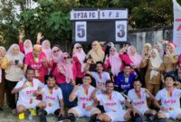 Kadis DP3A Malut, Musyrifah Alhadar (tengah) saat berfoto bersama dengan para pemain dan pegawai yang menjadi suporter.