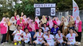 Kadis DP3A Malut, Musyrifah Alhadar (tengah) saat berfoto bersama dengan para pemain dan pegawai yang menjadi suporter.