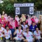 Kadis DP3A Malut, Musyrifah Alhadar (tengah) saat berfoto bersama dengan para pemain dan pegawai yang menjadi suporter.