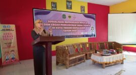 Kepala DP3A Malut, Musrifah Alhadar saat memberikan sambutan pada kegiatan sosialisasi CERIA di SMP N 5 Tikep. (dok: dp3a) 