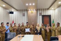 Kepala DP3A Malut saat menyerahkan piagam penghargaan KLA kepada Bupati Halmahera Barat. 