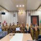 Kepala DP3A Malut saat menyerahkan piagam penghargaan KLA kepada Bupati Halmahera Barat. 