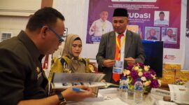 Sekdaprov Malut, Drs. Samsuddin A Kadir saat berkunjung ke salah satu stand Expo Aksi Perubahan PKA.