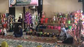 Suasana peringatan Maulid Nabi Muhammad SAW dengan tradisi Suku Bugis di Masjid Al-Muhajirin di Desa Galala.