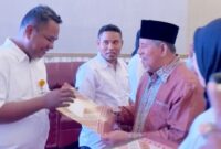 Gubernur Maluku Utara serahkan SK ke salah satu perwakilan PPPK. 