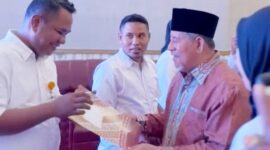 Gubernur Maluku Utara serahkan SK ke salah satu perwakilan PPPK. 