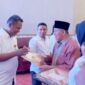 Gubernur Maluku Utara serahkan SK ke salah satu perwakilan PPPK. 