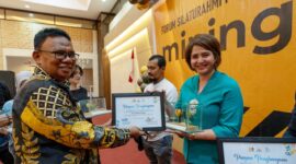 Penerimaan penghargaan KATAM Award 2023 yang diberikan oleh Asisten I Setda Provinsi Maluku Utara. 