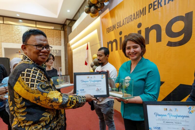 Penerimaan penghargaan KATAM Award 2023 yang diberikan oleh Asisten I Setda Provinsi Maluku Utara. 