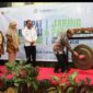 Sekretaris Kementrian Koperasi dan UKM RI, Arif Rahman Hakim didampingi Sekda dan Kadiskop UMKM Malut, saat menabuh gong pertanda kegiatan rakor resmi dibuka. 