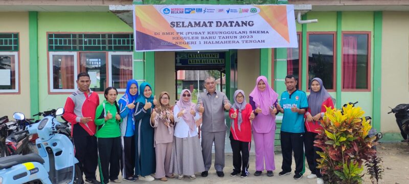 Anggota DPRD Provinsi Maluku Utara, Sugeng Cahyono saat melakukan kegiatan reses di SMK negeri 1 Halmahera Tengah. 