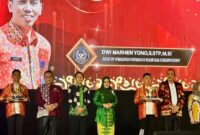 Bupati Kepulauan Sula saat menerima penghargaan Anugrah Pesona Indonesia 2023.