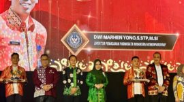 Bupati Kepulauan Sula saat menerima penghargaan Anugrah Pesona Indonesia 2023.