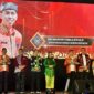 Bupati Kepulauan Sula saat menerima penghargaan Anugrah Pesona Indonesia 2023.