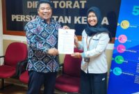 Kepala Disnakertrans Malut, Marwan Polisiri saat menyerahkan SK kenaikan UMP ke Kementerian Ketenagakerjaan RI. 