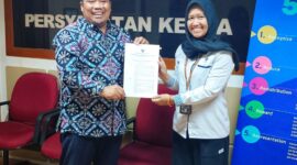 Kepala Disnakertrans Malut, Marwan Polisiri saat menyerahkan SK kenaikan UMP ke Kementerian Ketenagakerjaan RI. 
