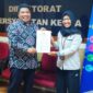 Kepala Disnakertrans Malut, Marwan Polisiri saat menyerahkan SK kenaikan UMP ke Kementerian Ketenagakerjaan RI. 