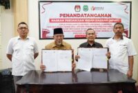 Gubernur Malut saat menandatangani NPHD bersama Ketua KPU didampingi Ketua DPRD dan Kaban Kesbangpol