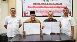Gubernur Malut saat menandatangani NPHD bersama Ketua KPU didampingi Ketua DPRD dan Kaban Kesbangpol