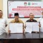 Gubernur Malut saat menandatangani NPHD bersama Ketua KPU didampingi Ketua DPRD dan Kaban Kesbangpol