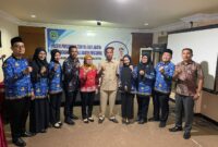 Inspektur Nirwan MT Ali didampingi Kabid Alex Tovano Rada saat melantik 6 orang auditor ahli pertama. 