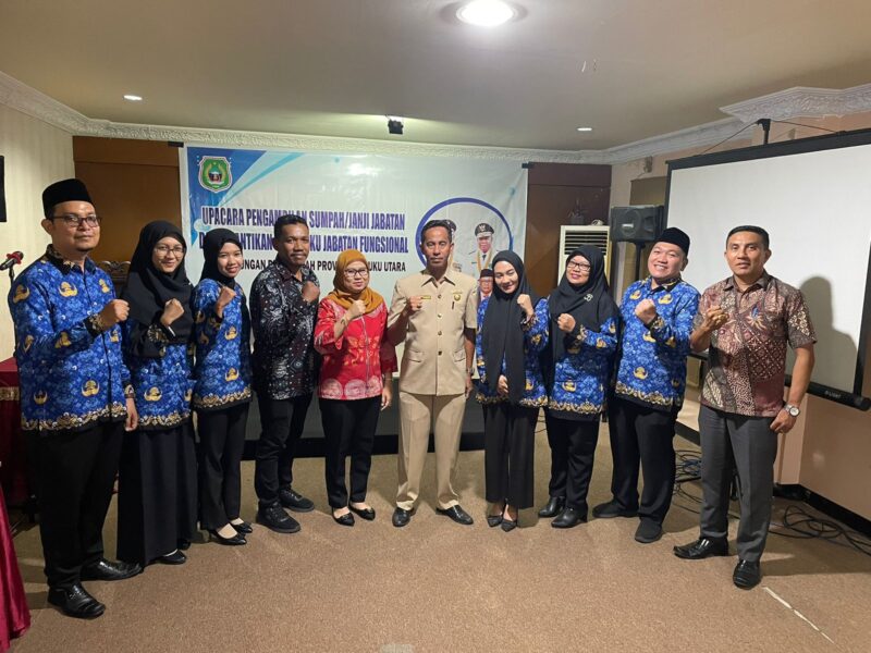 Inspektur Nirwan MT Ali didampingi Kabid Alex Tovano Rada saat melantik 6 orang auditor ahli pertama. 