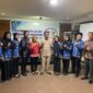 Inspektur Nirwan MT Ali didampingi Kabid Alex Tovano Rada saat melantik 6 orang auditor ahli pertama. 