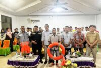 Kepala Disnakertrans Malut, Marwan Polisiri saat memberikan bantuan peralatan K3 kepada para motoris speed boat di Halmahera Barat.