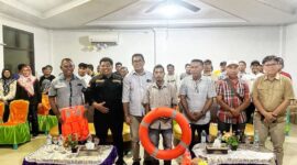 Kepala Disnakertrans Malut, Marwan Polisiri saat memberikan bantuan peralatan K3 kepada para motoris speed boat di Halmahera Barat.