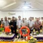 Kepala Disnakertrans Malut, Marwan Polisiri saat memberikan bantuan peralatan K3 kepada para motoris speed boat di Halmahera Barat.