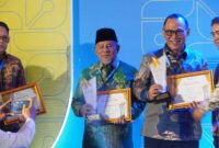 Gubernur AGK saat menerima penghargaan terbaik ketiga dalam kategori pertumbuhan daerah industri dari Kementerian Perdagangan. 