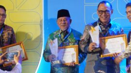 Gubernur AGK saat menerima penghargaan terbaik ketiga dalam kategori pertumbuhan daerah industri dari Kementerian Perdagangan. 