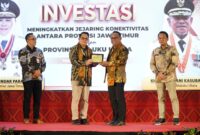 Sekprov Malut Samsudin A Kadir saat menyerahkan cendramata kepada Sekprov Jatim Adhy Karyono.