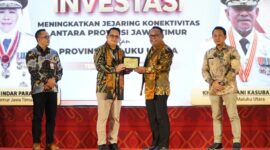 Sekprov Malut Samsudin A Kadir saat menyerahkan cendramata kepada Sekprov Jatim Adhy Karyono.