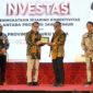 Sekprov Malut Samsudin A Kadir saat menyerahkan cendramata kepada Sekprov Jatim Adhy Karyono.