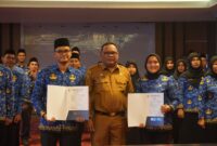 Sekdaprov Malut saat memimpin ikrar sumpah janji pengangkatan ASN.